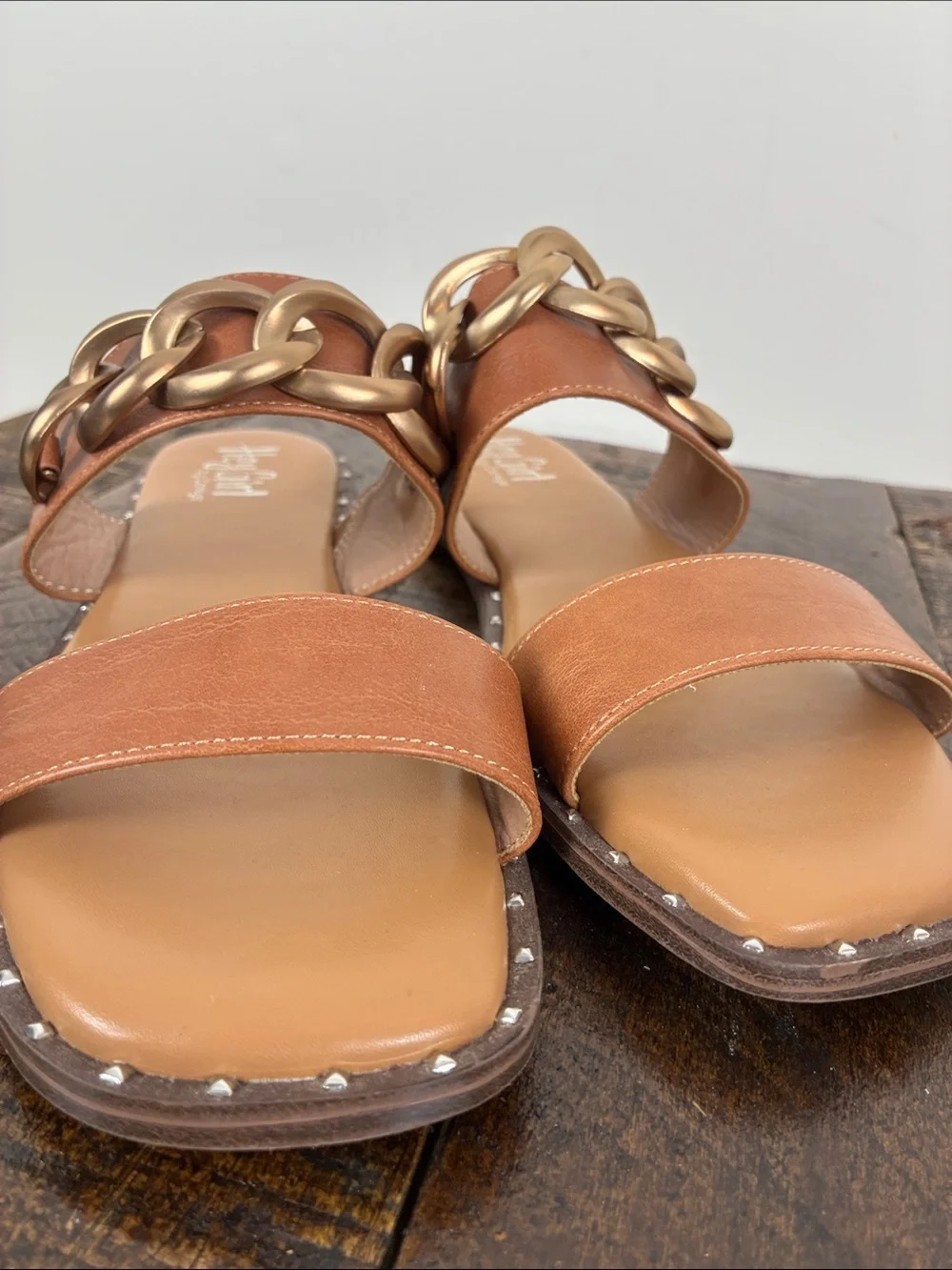 NWoT Hey Girl Corky’s Women’s 9 Tan Slide Sandals Chunky Gold Chain Studs Flat